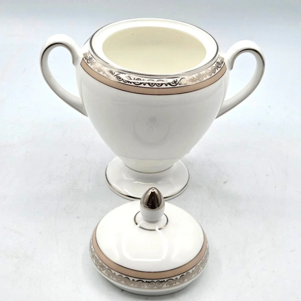 Wedgwood Verona White‎ Bone China Globe Shape Sugar Bowl with Lid ENGLAND